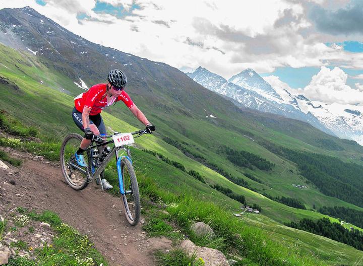 Anspruchsvolle Zwischenabfahrt im Val d`Hérens. Foto: zVg