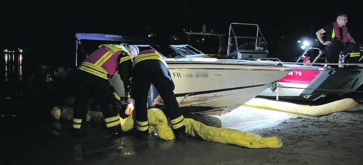 Bei Dunkelheit kollidierte dieses Sportboot beim Schwimmbad Rheinfelden mit einer Uferaufschüttung. Eine Frau starb an den Folgen der Verletzung. Foto: Archiv NFZ