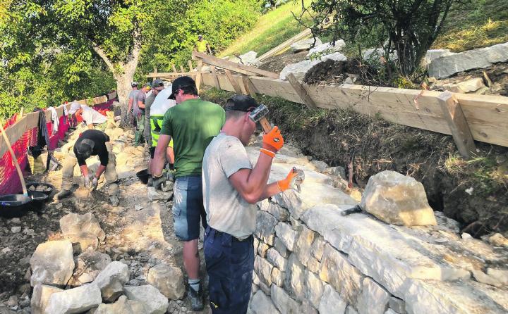 Grosser Einsatz am Trockenmauerbau-Kurs in Wölflinswil. Foto: zVg