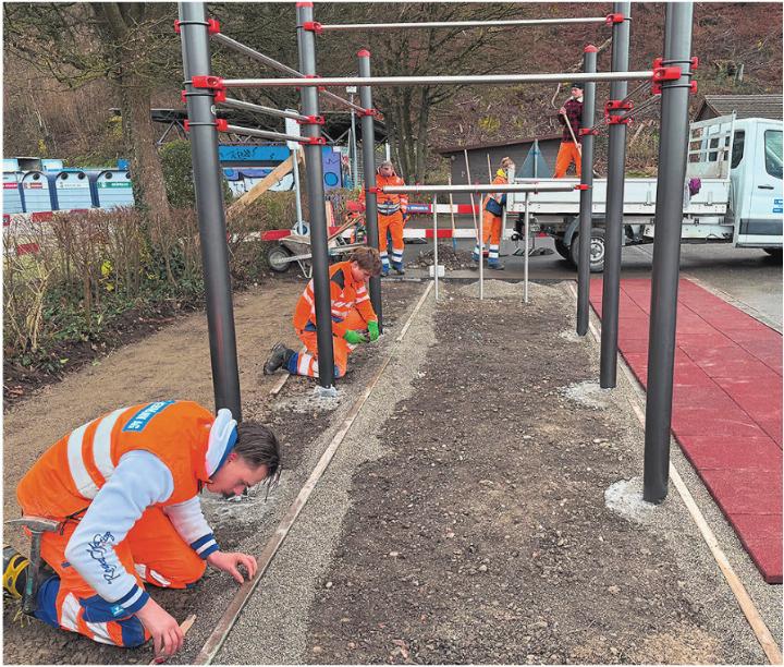 Letzte Arbeiten, unter anderem das Auslegen der Fallschutzmatten, werden ausgeführt.