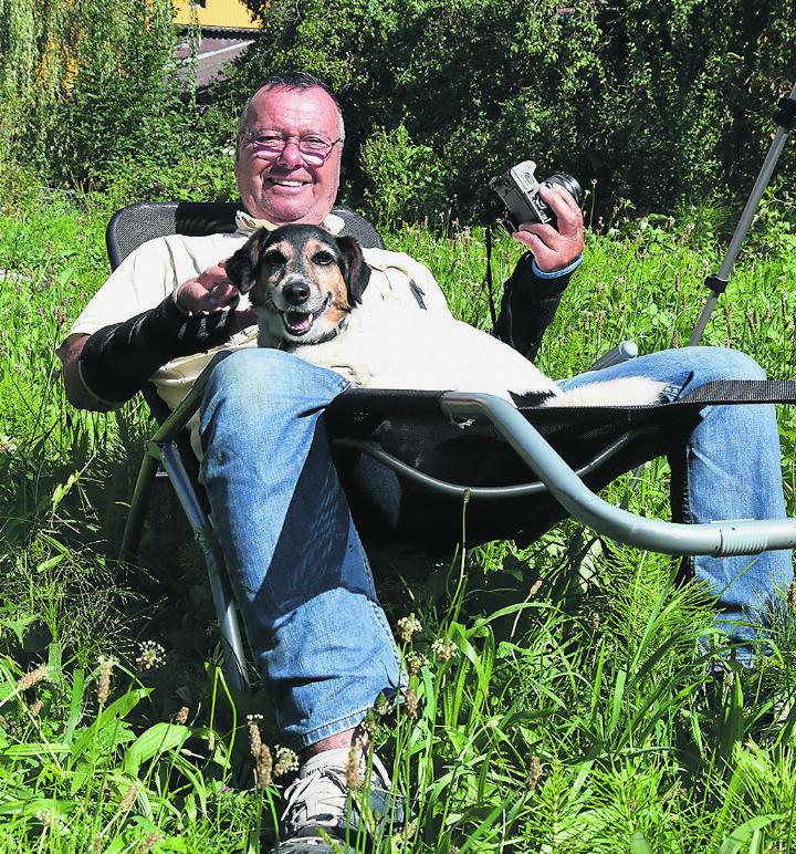 Rolf Lanz kann zurzeit nicht arbeiten. Die freie Zeit nutzt er für seinen Hund Jam und sein grosses Hobby, die Fotografie. Foto: Susanne Hörth