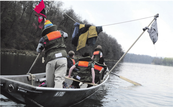 Die Jungpontoniere mit ihrem «Piraten»-Weidling.