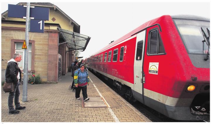 Überfüllt, unzuverlässig und alles andere als barrierefrei: Die Dieselzüge des IRE auf der Hochrheinbahn erforderten in vielerlei Hinsicht viel Geduld. Ab Sommer 2027 soll mit der Elektrifizierung alles besser werden, unter anderem mit pünktlichen Halten alle halbe Stunde in Badisch Rheinfelden. Archivbild: Boris Burkhardt Überfüllt, unzuverlässig und alles andere als barrierefrei: Die Dieselzüge des IRE auf der Hochrheinbahn erforderten in vielerlei Hinsicht viel Geduld. Ab Sommer 2027 soll mit der Elektrifizierung alles besser werden, unter anderem mit pünktlichen Halten alle halbe Stunde in Badisch Rheinfelden. Archivbild: Boris Burkhardt