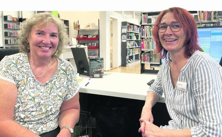 Wollen mit einer speziellen Sommeraktion die Lesefreude bei Kindern wecken: Andrea Fischler (links) und Nadja Soder von der Bibliothek Möhlin. Foto: Ronny Wittenwiler