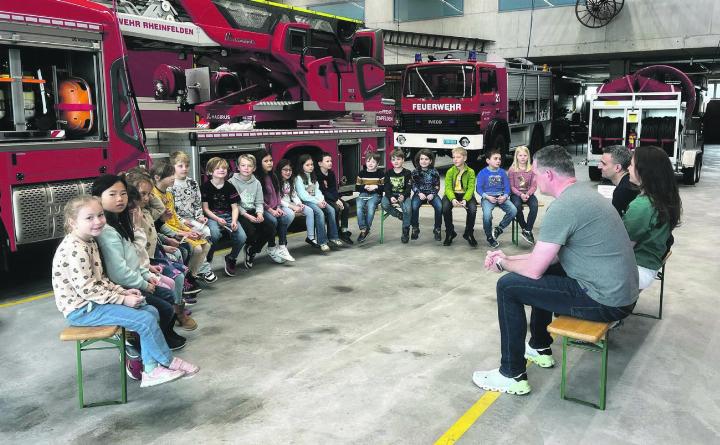 Was machen Feuerwehrleute, Polizisten und Ärztinnen? Die Kinder hatten viele Fragen. Foto: zVg