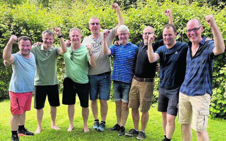 Die Rheinfelder Tennisspieler (von links) Salvatore Bisignano, Roger Zanzerl, Goran Nicolosi, Sascha Paul, Roger Zumbrunn, Janos Horvath, Stéphane Thomas und Captain Reto Moser haben das Saisonziel erreicht. Foto: zVg