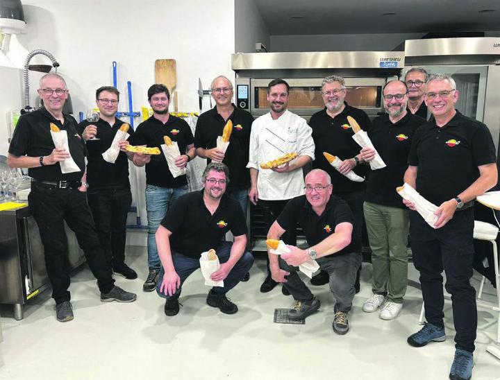 Die kochenden Männer hatten auch beim Backen ihren Spass. Foto: zVg