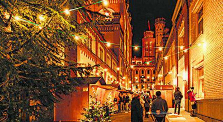 Der Rheinfelder Weihnachtsmarkt vor romantischer Schlosskulisse. Foto: zVg