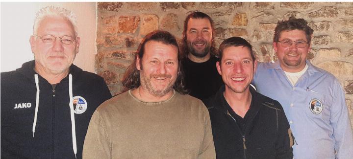 Neue Ehrenmitglieder und Vereinsjubilare: Bruno Negri (30 Jahre, von links), Stefan Wartmann (Ehrenmitglied), Alain Erismann (30 Jahre), Lukas Moser (Ehrenmitglied) und Reto Spinnler (30 Jahre). Foto: zVg Neue Ehrenmitglieder und Vereinsjubilare: Bruno Negri (30 Jahre, von links), Stefan Wartmann (Ehrenmitglied), Alain Erismann (30 Jahre), Lukas Moser (Ehrenmitglied) und Reto Spinnler (30 Jahre). Foto: zVg