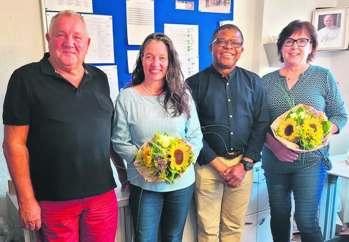 Von links: Kirchenpflegepräsident Roland Schnetzler, Sabine Huber-Mösch und Anita Rüede (rechts) mit Pfarrer Solomon Obasi. Foto: zVg
