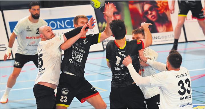 Robust und körperlich ging es in Gossau zu. Foto: Christine Steck Robust und körperlich ging es in Gossau zu. Foto: Christine Steck