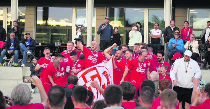 Riesige Freude: Der FC Wallbach-Zeiningen gewinnt den Basler Cup. Fotos: Timm Bienz