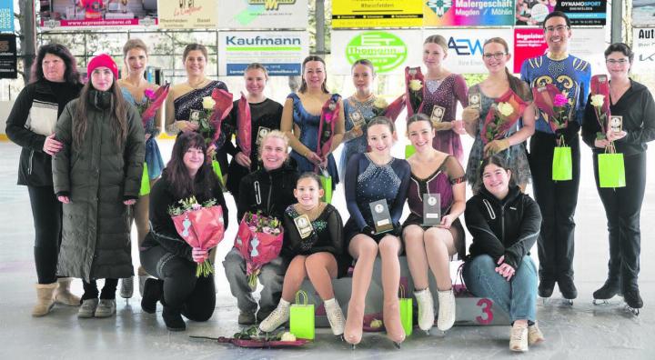 Die Eisläuferinnen und Eisläufer mit Helferinnen und der Trainerin. Foto: zVg