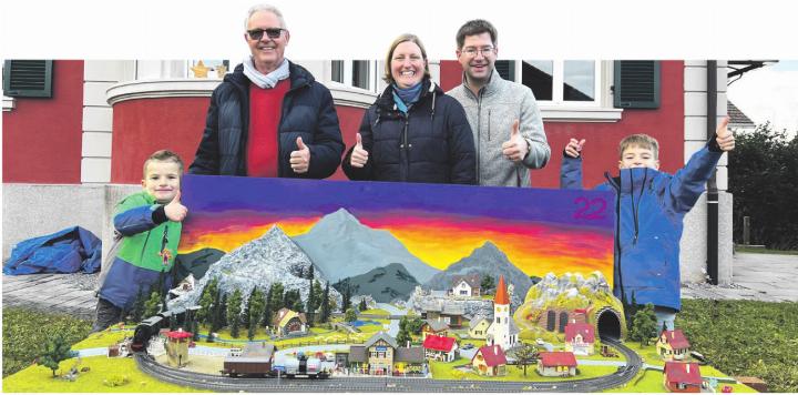 Familie Käslin: drei Generationen und ein Adventsfenster. Foto: Catherine Hossli