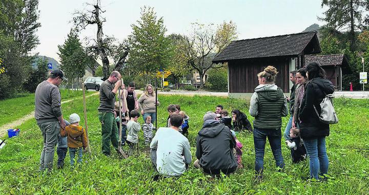 Gemeinsam wird ein Baum gepflanzt. Foto: zVg