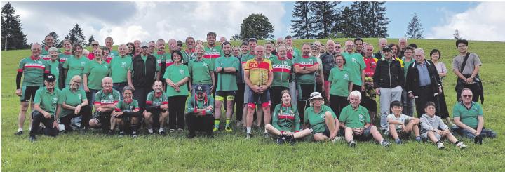 Die ganze VCK-Familie beim Mittagshalt in Wehrhalden. Foto: zVg