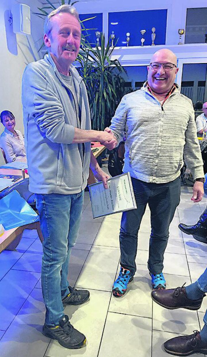 Präsident Daniel Metzger bedankt sich bei René «Stachi» Fischler (links). Foto: zVg