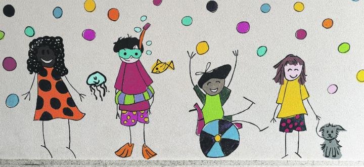 In den Tagesstrukturen bekommen Kinder neue Spielkameraden – symbolisch dafür die Wandmalerei im Eingangsbereich der Primarschule Hornussen. Foto: Simone Rufli