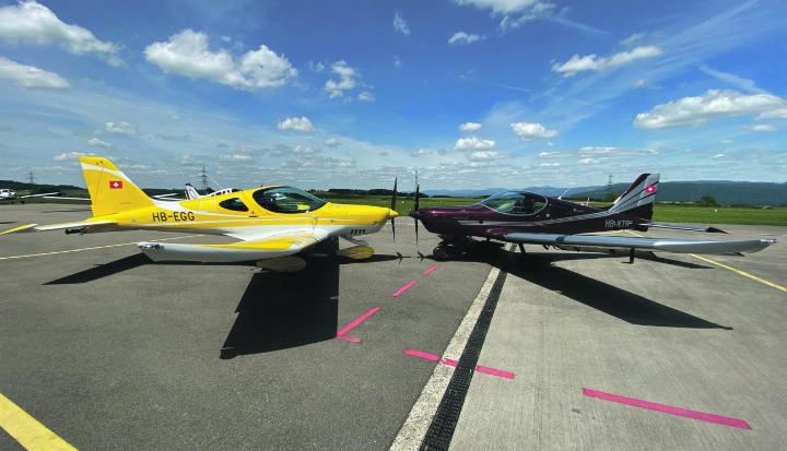 Die beiden neu getauften Flugzeuge: Die «Schupfart» der Segelfluggruppe (links) und die «Wegenstetten» der Motorfluggruppe. Foto: Willi Wenger