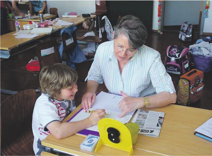 Das Projekt «Generationen im Klassenzimmer»: Ein Lebenskundeunterricht, wie er realer nicht sein könnte. Foto: Archiv NFZ
