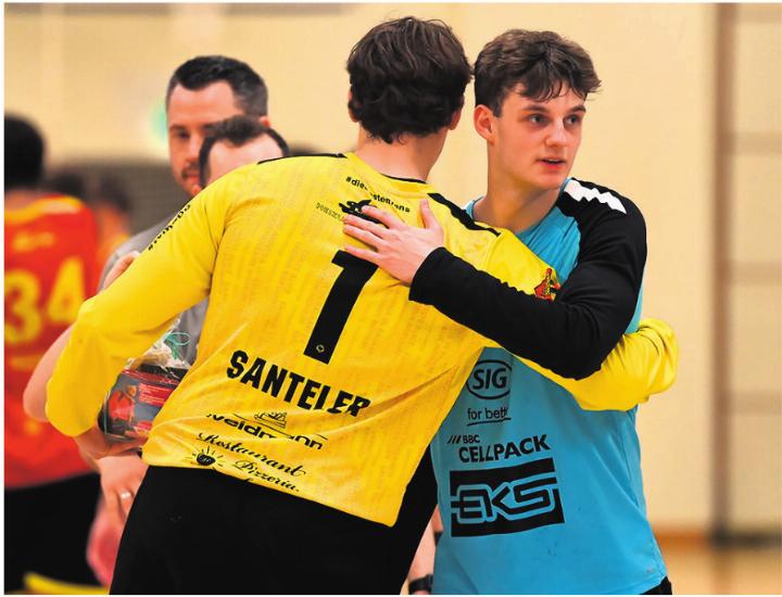 Die beiden Torhüter Robin Santeler und André Strauss (Kadetten) wurden als Best Player geehrt. Foto: Christine Steck