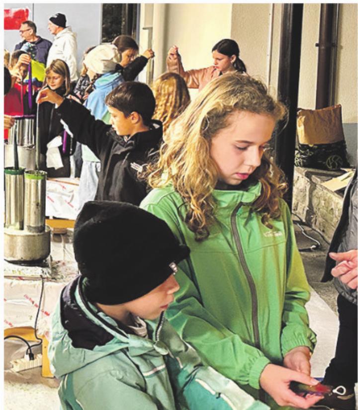 Kerzenziehen für die Schülerinnen und Schüler. Foto: zVg