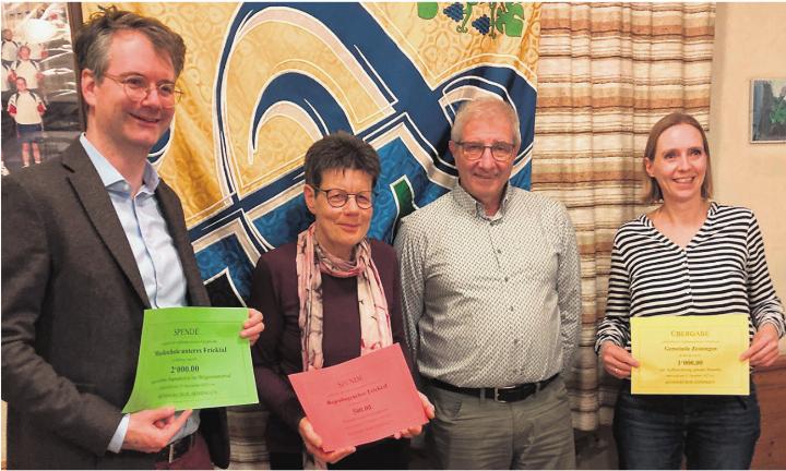 Noch-Präsident Fritz Freiermuth überreicht die Spenden an Valentin Baltzer (links), Präsident der Musikschule Unteres Fricktal, an Gaby Scharf, Vorstandsmitglied des Regenbogenchors, und an Melanie Sailer (rechts), Gemeinderätin Zeiningen. Foto: zVg