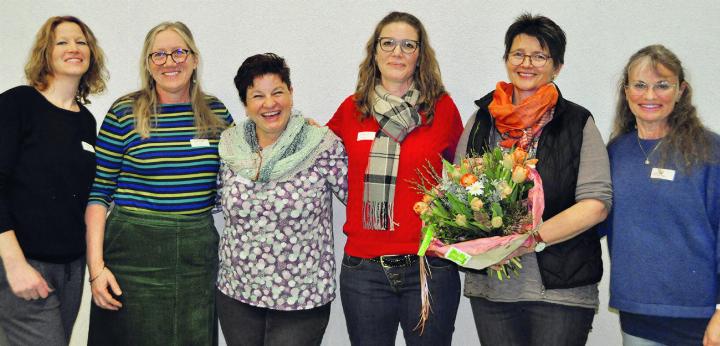 Vorstand Frauen Böztal (v. l. n. r.): Andrea Pfister, Sandra Rohrer, Sonja Winzeler, Ingrid Mathys, die zurücktretende Präsidentin Dora Amsler und Pia Sturzenegger. Foto: Vreni Weber