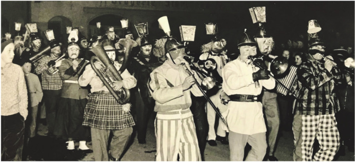 Die Guggenmusik Jeisi Migger in den Fünfzigern: Laut einem Zeitzeugen handelt es sich um einen Auftritt in Rheinfelden. Fotos: zVg