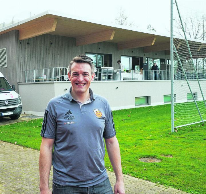 FC-Präsident Dominik Tanner vor dem neuen Clubhaus des Rheinfelder Fussballclubs. Foto: Edi Strub