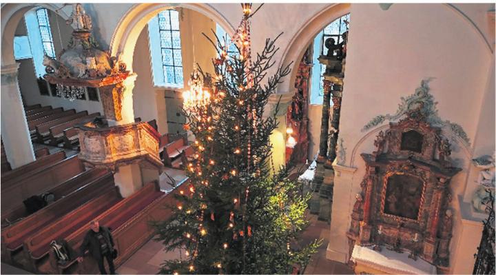 Der Christbaum in der christkatholischen Kirche in Rheinfelden. Foto: zVg