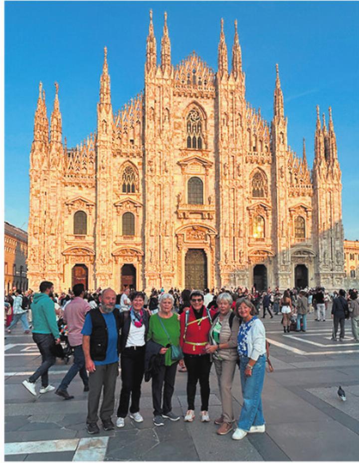 Die Reisegruppe vor dem imposanten Dom von Mailand. Foto: zVg