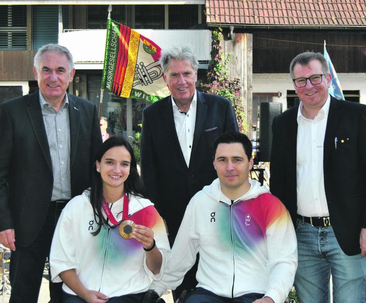 Regierungsrat Alex Hürzeler, Sportmoderator Berni Schär, Gemeindepräsident Christian Kramer und die beiden Athleten Ilaria und Luca Olgiati. Fotos: Franziska Rolke