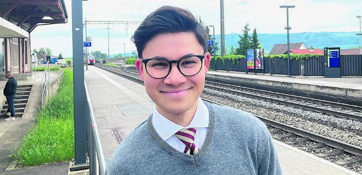 Janis Eberle, hier am Bahnhof Eiken, macht sich für eine direkte Buslinie aus dem unteren Fricktal direkt an die Kanti in Stein stark. Foto: Ronny Wittenwiler
