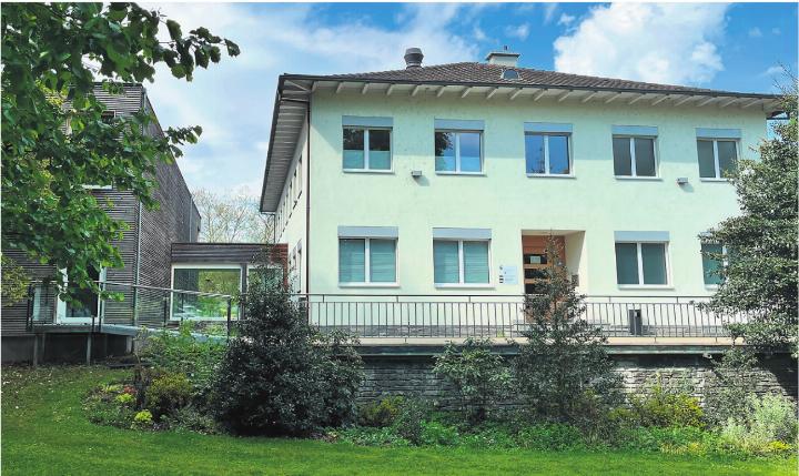 Der Annexbau (links) gehört bereits dem Kanton, jetzt soll er auch das Hauptgebäude kaufen. Foto: Valentin Zumsteg