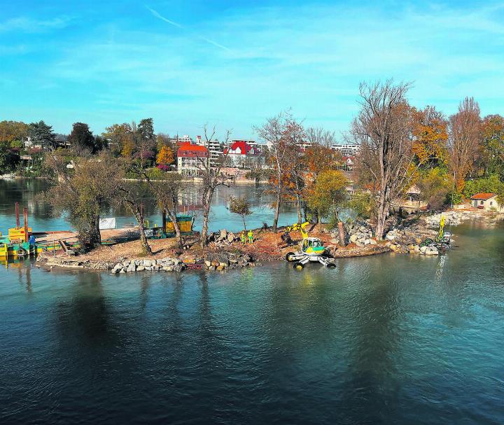 KEINE INSEL DER RUHE Stattdessen fahren Baumaschinen auf: Das Rheinfelder Inseli, es nagten der Zahn der Zeit und viel Wasser, wird saniert. Das Ganze kostet rund 950 000 Franken.