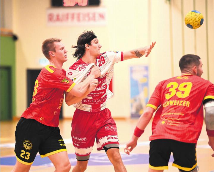 Die beiden Best-Players Mitch Giezeman (TVM) und Nico Wolfer (Wädenswil/Horgen) auf dem Feld. Foto: Christine Steck