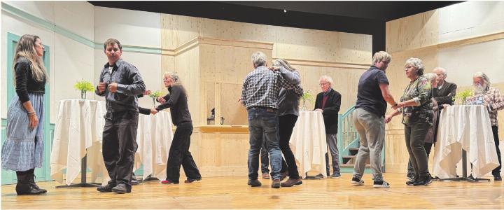 Auf der noch nicht fertigen Theaterbühne wird intensiv für «Matto» geprobt. Fotos: Susanne Hörth Auf der noch nicht fertigen Theaterbühne wird intensiv für «Matto» geprobt. Fotos: Susanne Hörth