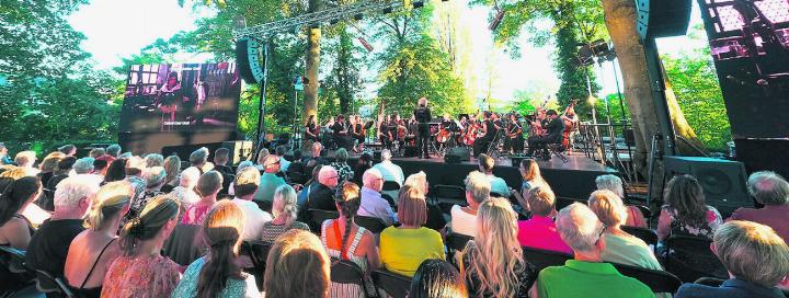 Die einzigartige Lage mitten im Rhein macht den Ort zu einer grossartigen Open Air-Bühne. Foto: zVg