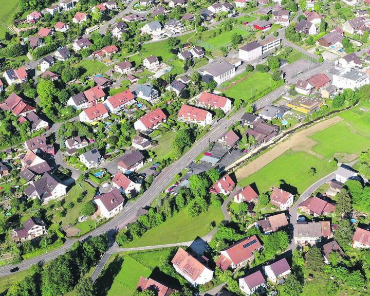 Die Strasse und Leitungen im Gebiet Kohliberg sollen erneuert werden. Beim Schulhaus ist eine Erneuerung des Spielplatzes vorgesehen. Foto: Gerry Thönen