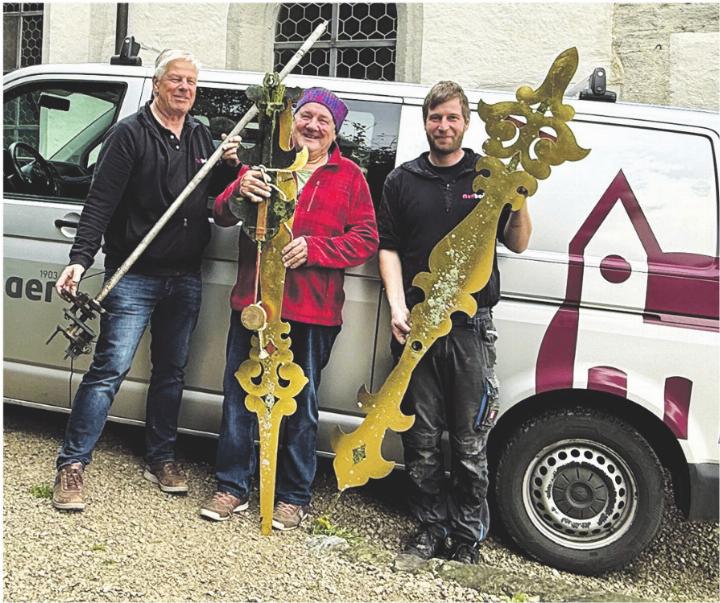 Markus Faden (von links), Roland Schnetzler und Jeremias Vicki halten das Zeigerpaar für die Uhrzeitangabe für einmal in den Händen. Auf dem Bild rechts ist die Bruchstelle zu sehen. Fotos: Susanne Hörth Markus Faden (von links), Roland Schnetzler und Jeremias Vicki halten das Zeigerpaar für die Uhrzeitangabe für einmal in den Händen. Auf dem Bild rechts ist die Bruchstelle zu sehen. Fotos: Susanne Hörth