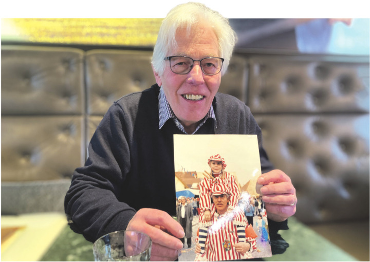 «Das war für mich das Schönste, als ich zusammen mit meiner Tochter Melanie trommelte»: Walti Isabo mit einem Bild der Fasnacht 1990. Foto: Ronny Wittenwiler