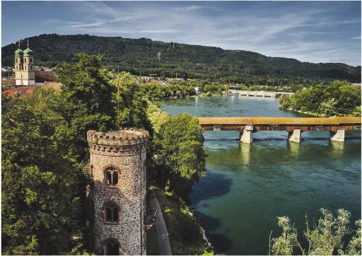 Das Bad Säckinger St.-Fridolins-Münster, der Diebsturm im Park von Schloss Schönau und die Holzbrücke. Foto: Tourismusbüro Bad Säckingen