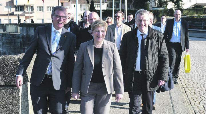 Bei einem anschliessenden Rundgang erhielt die Delegation sowohl Einblicke in die Geschichte der beiden Städte als auch in grenzüberschreitend realisierte Projekte entlang des Rheinuferrundwegs. Foto: zVg