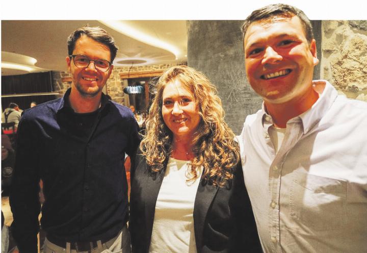 Drei der vier neuen Vorstandsmitglieder. Von links nach rechts Nicolas Dietsche (Co-Präsident), Juani Leutenegger (Kassierin), Kurt Marti (Co-Präsident). Joel Dillier (Beisitzer) war verhindert, an der GV teilzunehmen. Foto: Edi Strub