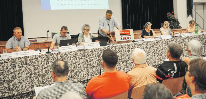 Der Steiner Gemeinderat unter Ammann Beat Käser (am Rednerpult) gewann letztlich alle Abstimmungen mit deutlichem Mehr. Foto: Edi Strub