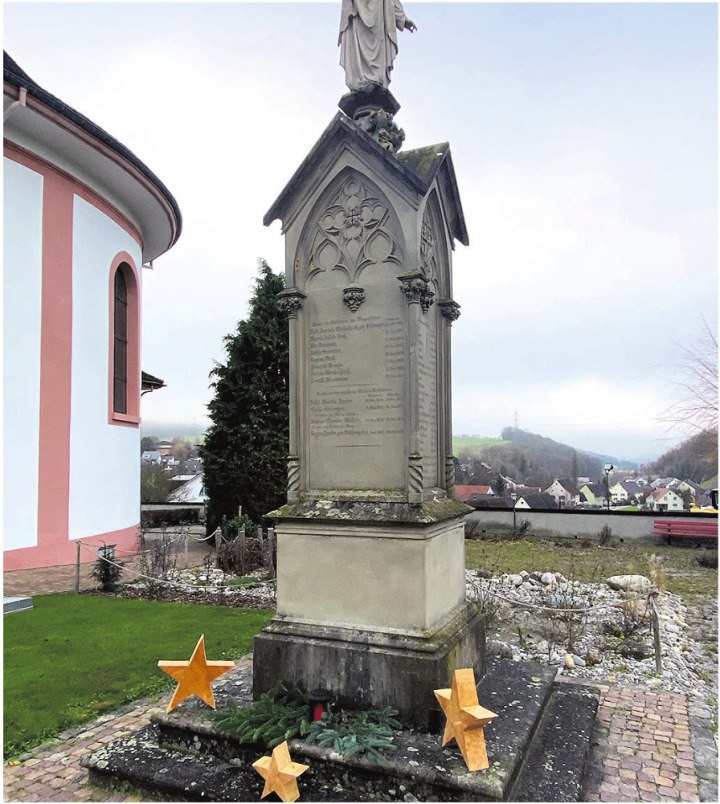 Das Denkmal am Wegenstetter Friedhof mit den Namen aller Verstorbenen. Das Denkmal am Wegenstetter Friedhof mit den Namen aller Verstorbenen.