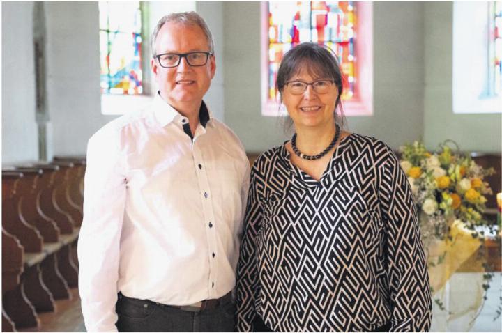 Thorsten Bunz und Christine Straberg sind seit 20 Jahren Seelsorger in der Kirchgemeinde Bözberg-Mönthal. Foto: zVg