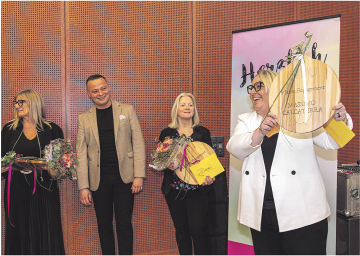 Anita Kym, GMU-Präsidentin (rechts), hier verabschiedet sie Claudia Emmenegger (links) und Massimo Calcaterra aus dem Vorstand und Rosmarie Lichtin als Revisorin. Foto: Markus Raub