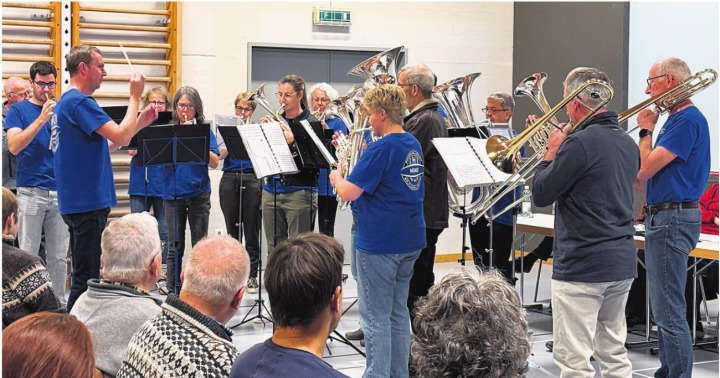 Die Musikgesellschaft Wölflinswil-Oberhof sorgte mit ihrem klangvollen und harmonischen Auftritt für den traditionellen Einstieg in die Winter-Gmeind. Foto: Simone Rufli